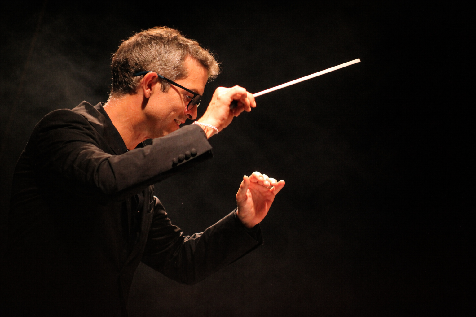 Javier Pinto dirigiendo una orquesta