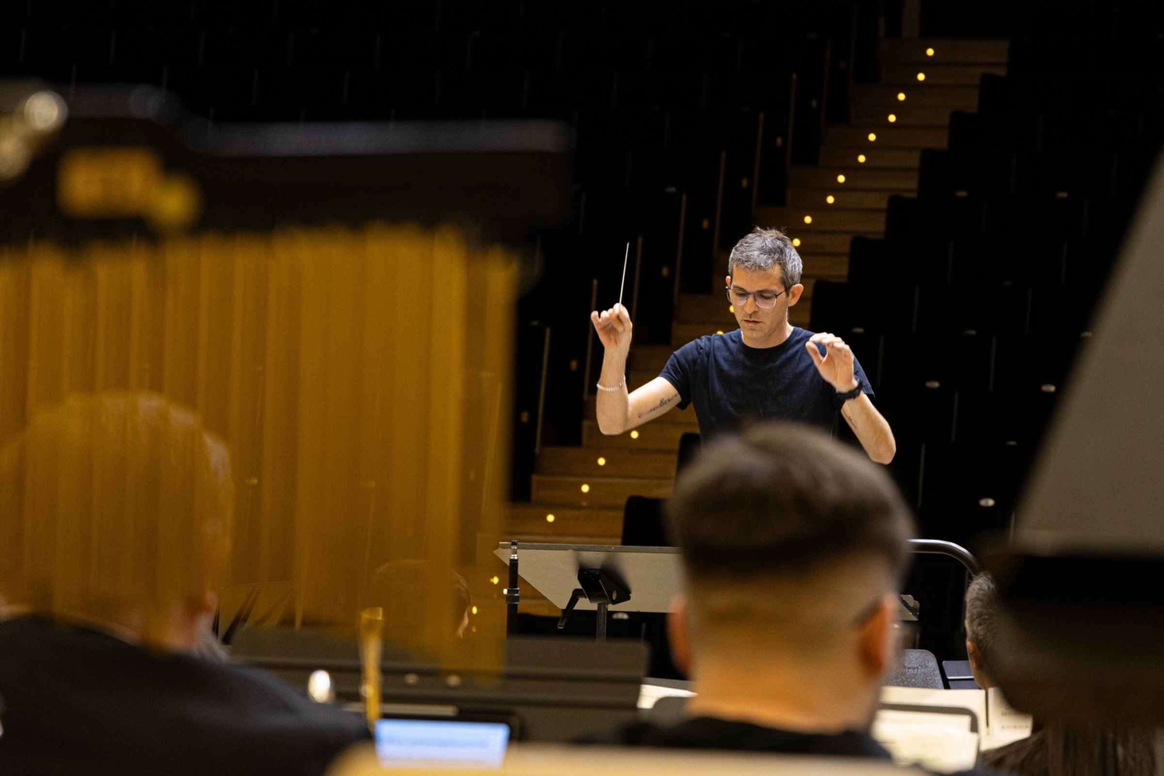 Javier Pinto dirigiendo en concierto